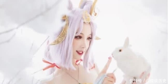 王者|小女生cos王者荣耀嫦娥，和兔子对视心都萌化了，网友：好腿！