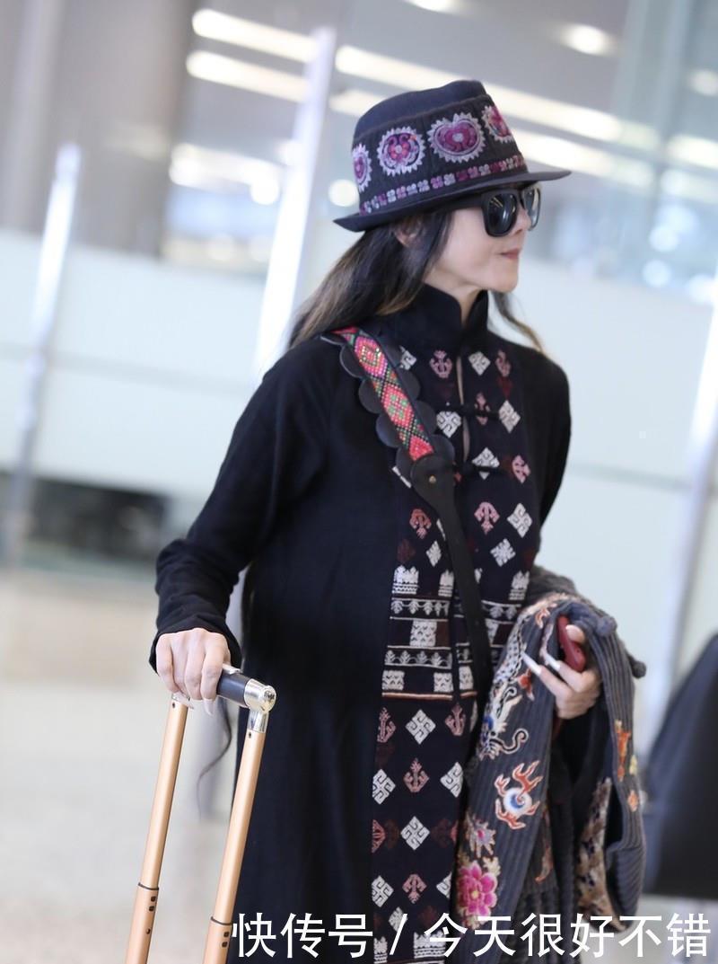 样子|杨丽萍一身刺绣装走机场,盘扣长裙气质出众,这才是艺术家的样子