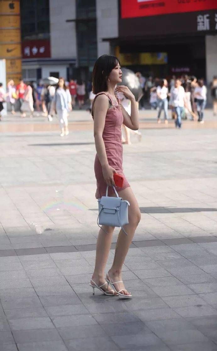 小姐姐|街拍美女脚上一双气质的高跟凉鞋，整体的搭配优雅又气质