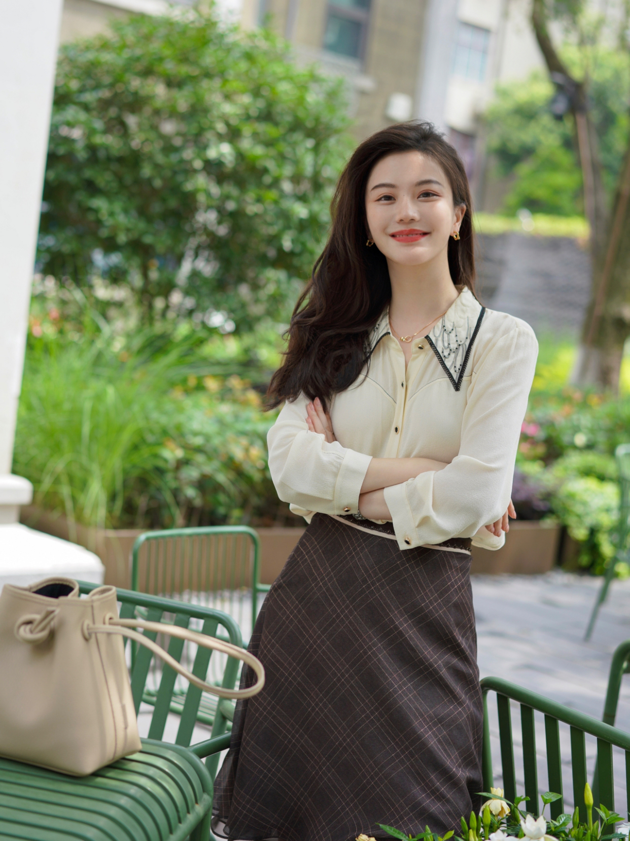 搭配|夏季,女神博主这样穿很高级,衬衫搭配半身裙简约利落,清爽减龄