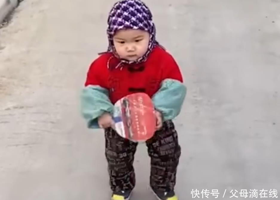 18个月萌娃回老家秒变“可爱小老太太”火了，网友：这气质都变了