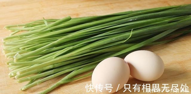 玉米面|不和面不揉面,教你懒人韭菜玉米面饼,8分钟熟透,上桌就扫光