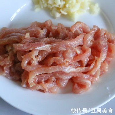 青瓜花炒瘦肉|#我为奥运出食力# 青瓜花炒瘦肉，脆嫩爽口，炒一盘不够吃