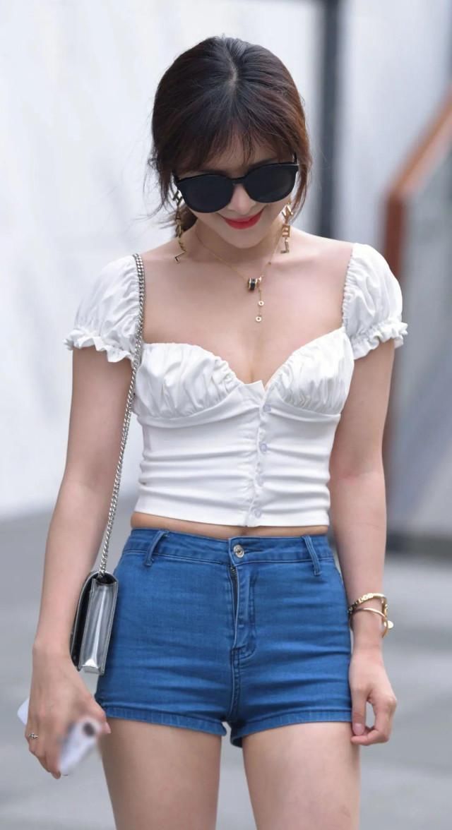 上衣|上衣一样,裤子不一样的闺蜜,这局明显牛仔短裤赢了