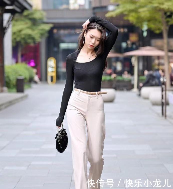 街拍小姐姐一件黑色上衣搭配白色裤子,解锁上班族穿搭