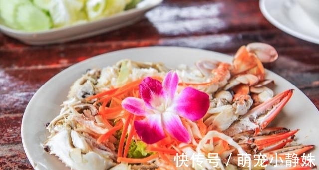 蒸螃蟹时,直接上锅蒸就废了!多加这1步,蟹肉鲜嫩入味不流黄