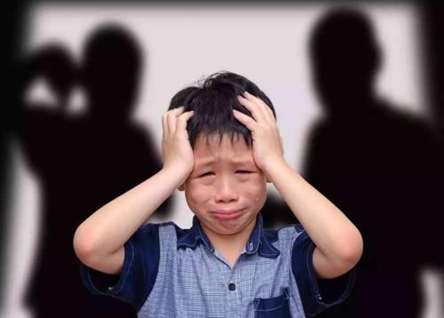 父母|孩子挨打时出现这些反应,暗示父母该停手了,再打下去没好处