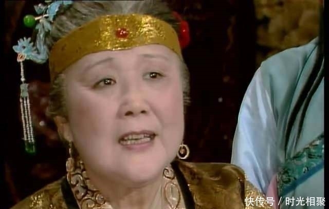 香菱住进大观园逐一拜访贾府主子,暗指薛家客居贾府的尴尬