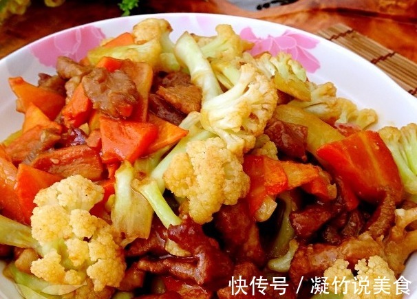 炒花菜第一步，不是焯水，多加一步，花菜又香又脆，家人的最爱！