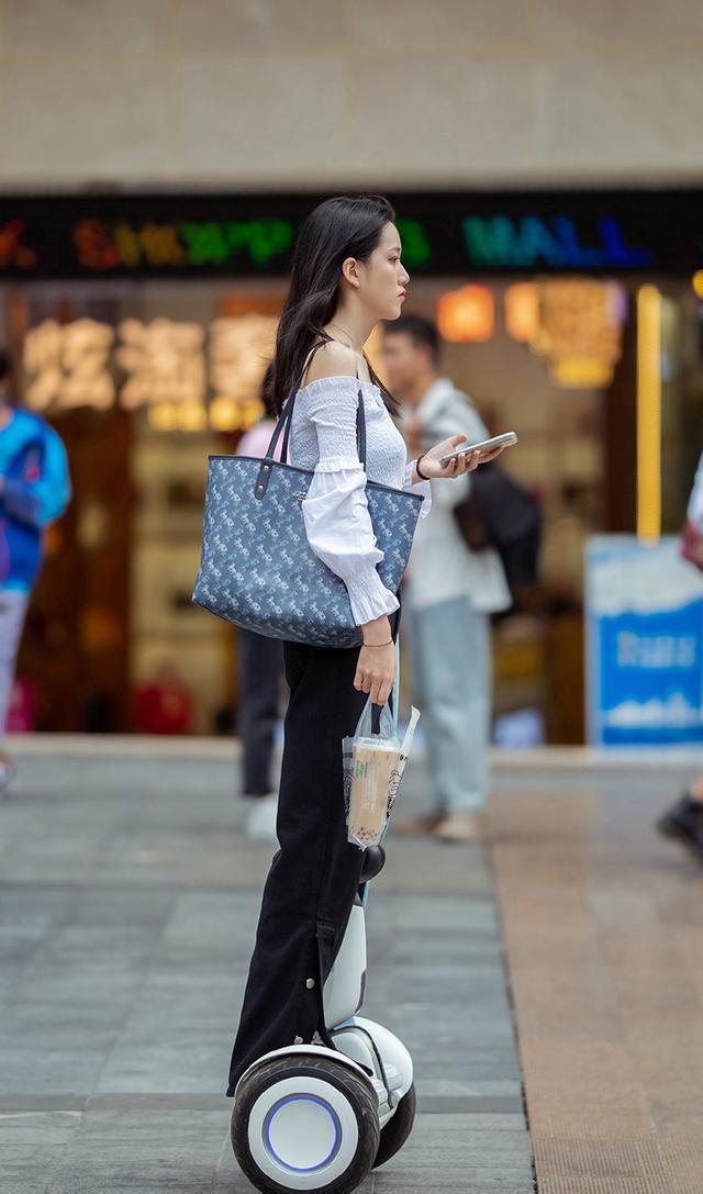 身材|街拍:暖冬, 美女用一字领上衣搭配拼色牛仔裤, 展示身材凸显青春气息