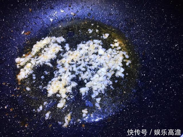 鸡扒很好吃，添加蒜瓣和蜂蜜，口感更加香甜