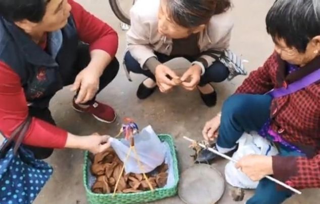 大妈挑担卖稀罕小吃,路人好奇却不买,吃货认出后50元连筐买走