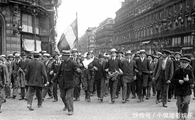 德意志|凡尔赛和约签订现场:德意志被打入地狱,法国人民载歌载舞