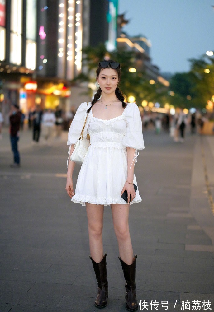 夏天|皮肤黑黄的女人,建议穿这4种“显白色”服饰,减龄又显气色