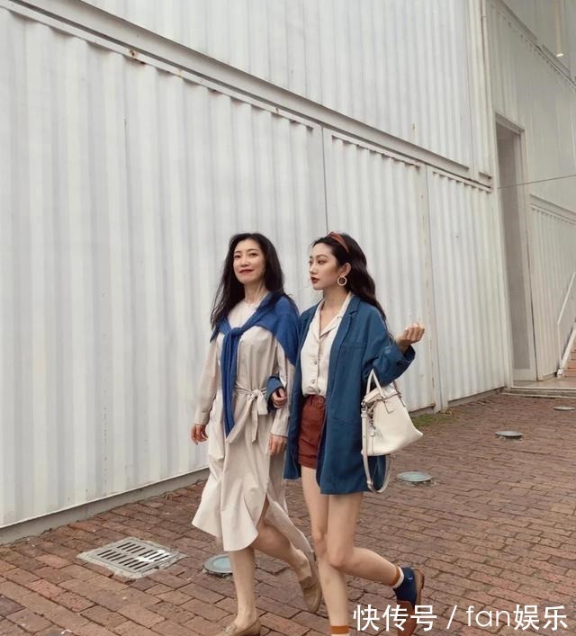 气质 这才是中年女人该有的打扮!膝下裙+平底鞋,四五十岁穿好时髦!