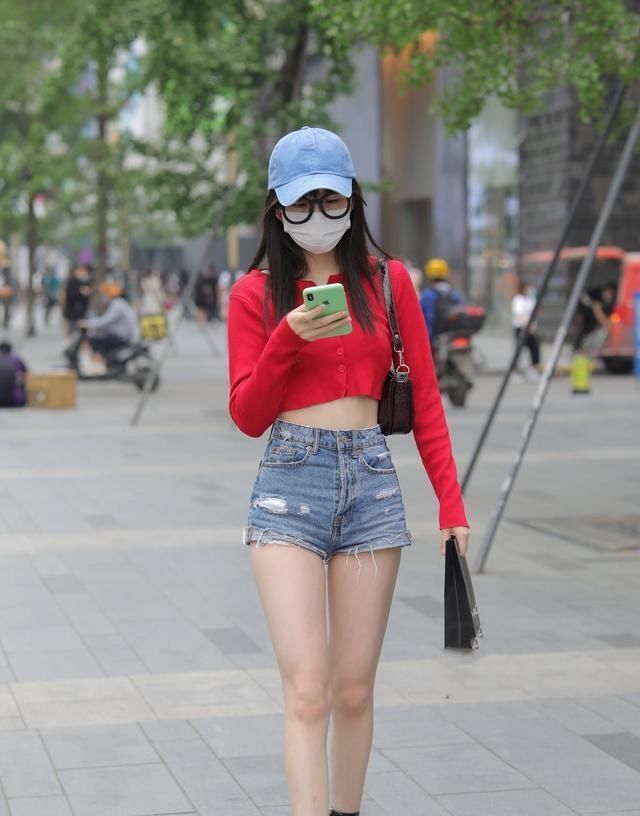 小姐姐|美女街拍红衣配热裤,这样身材的小姐姐有谁不喜欢