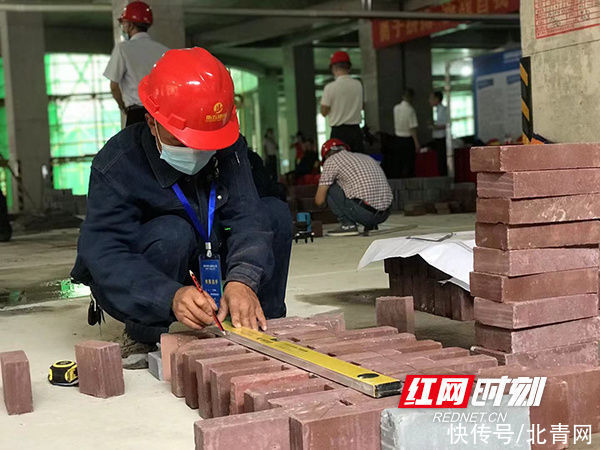 参赛选手|衡阳：砌筑工“大比武”，他们用砖在墙上写字、作画