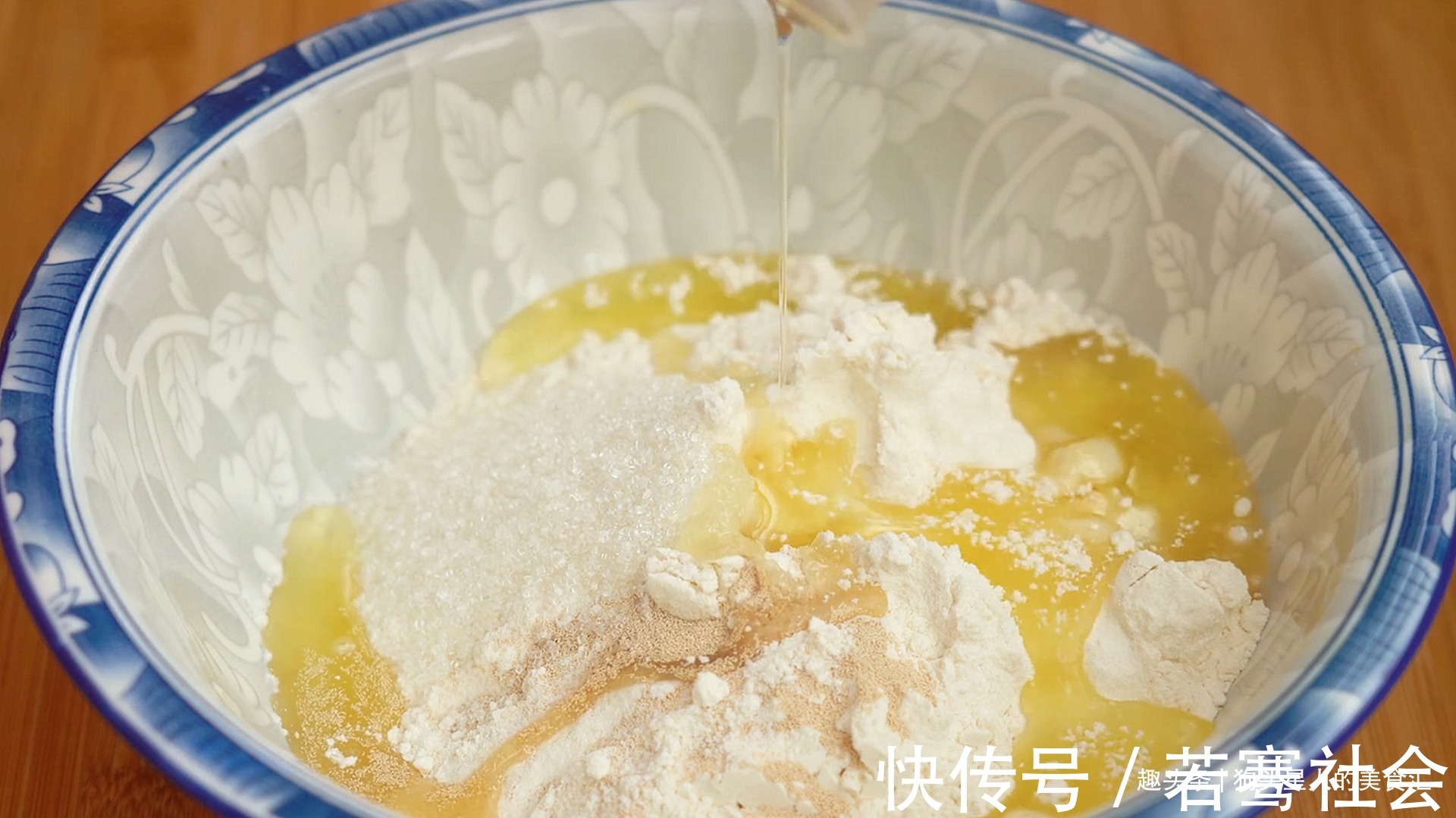 绿豆|自制绿豆饼，不用酥皮不用烤箱，皮薄馅大，清甜不油腻，太香了