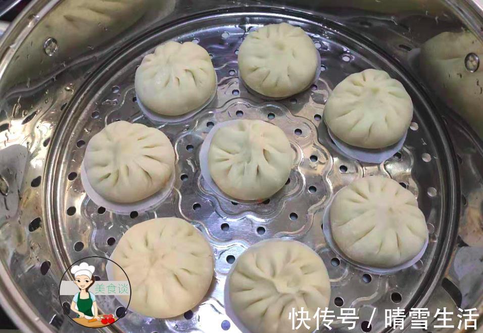 鲜香|夏天韭菜芹菜靠边站，此菜2块一斤，消暑清口，切碎蒸包子特美味