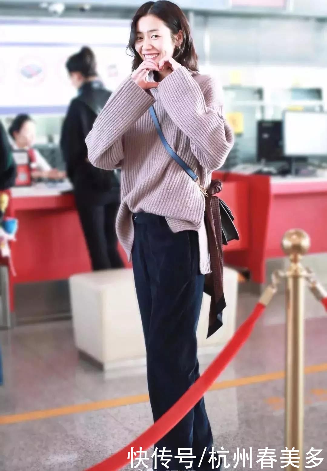 毛衣流行这么塞，修饰腿型还显高5cm