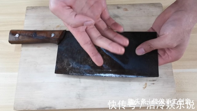 在菜刀上抹点牙膏真实用，解决了生活中的烦恼，省钱又实用，学学