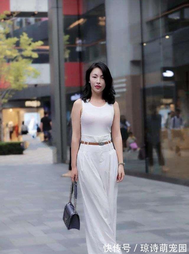 小姐姐 美女脚上搭配一双尖头的高跟鞋,好似散发出无穷无尽的时尚魅力