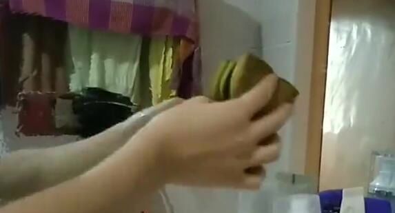 烟头|抽剩下的烟头别扔,放进水中泡一泡,这3个用途,很多家庭都需要