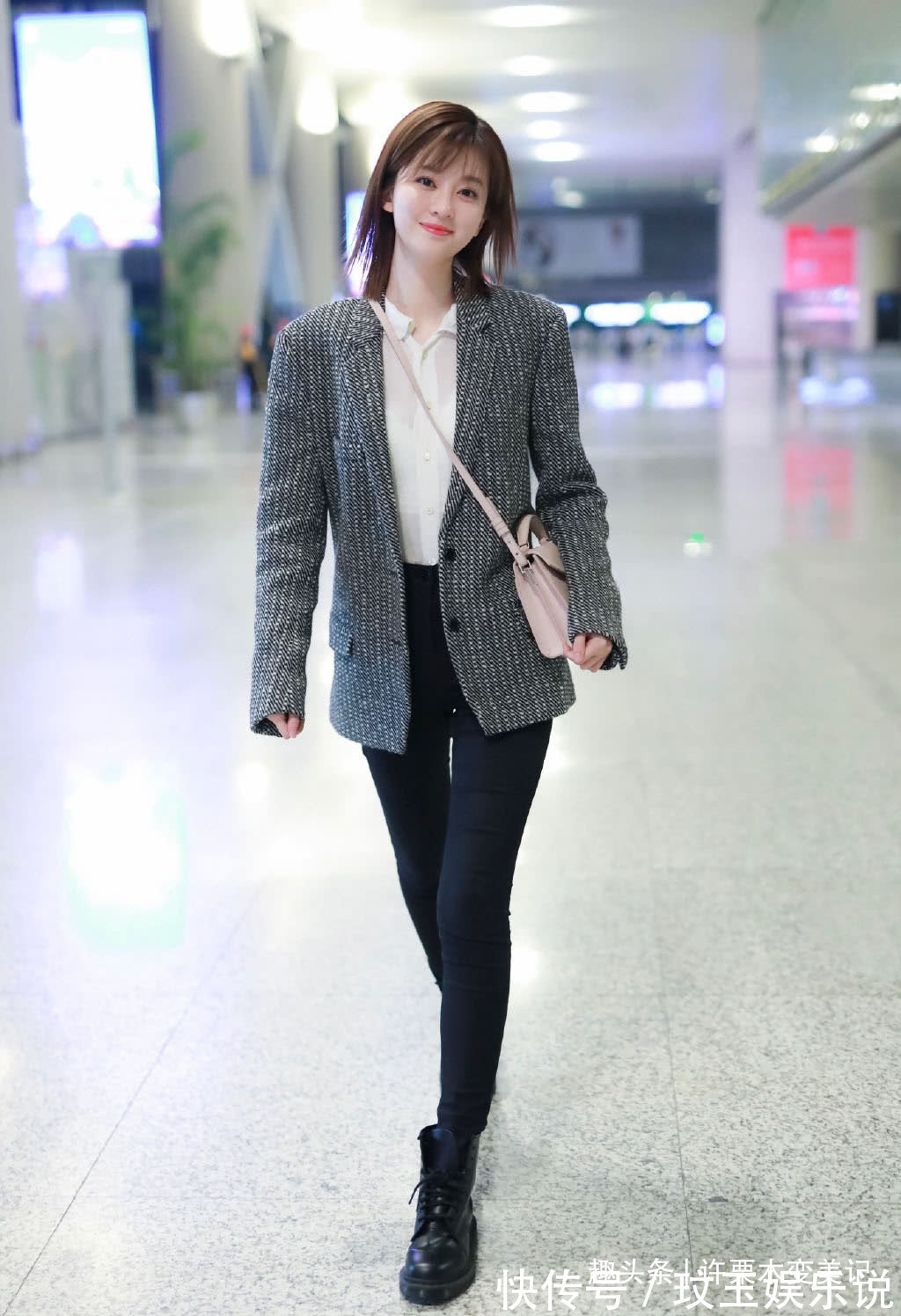 小姐姐 收起你的裙子吧!今年流行穿“九分裤+短靴”,保暖舒适还时髦