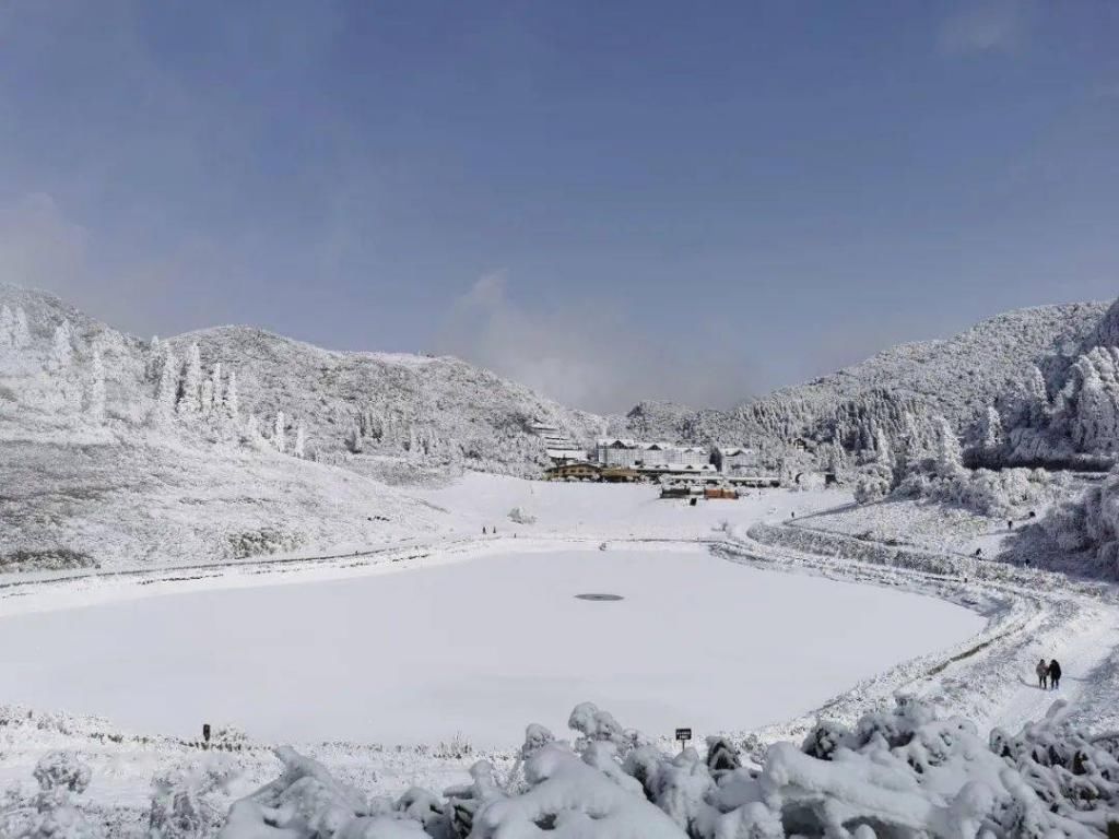 雪后初霁 蓝天白雪映金山