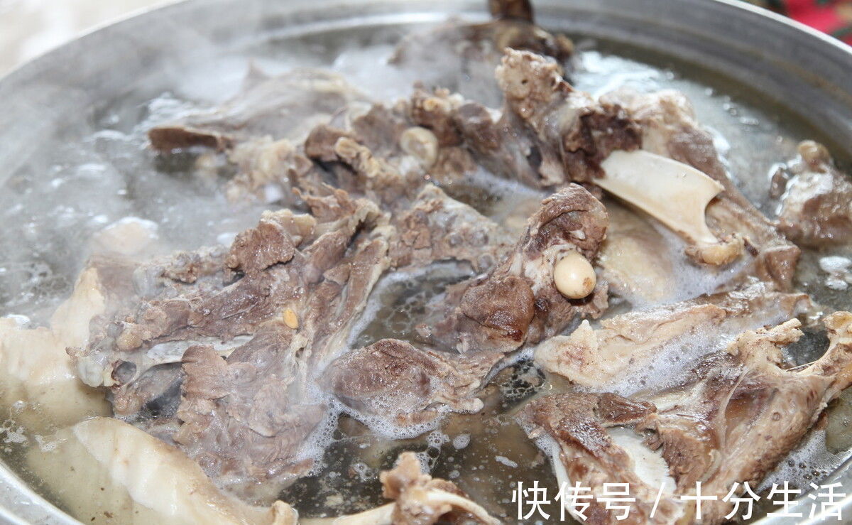 买羊肉时,先看肉皮后看肉,记住4个小窍门,一挑准是新鲜好羊肉