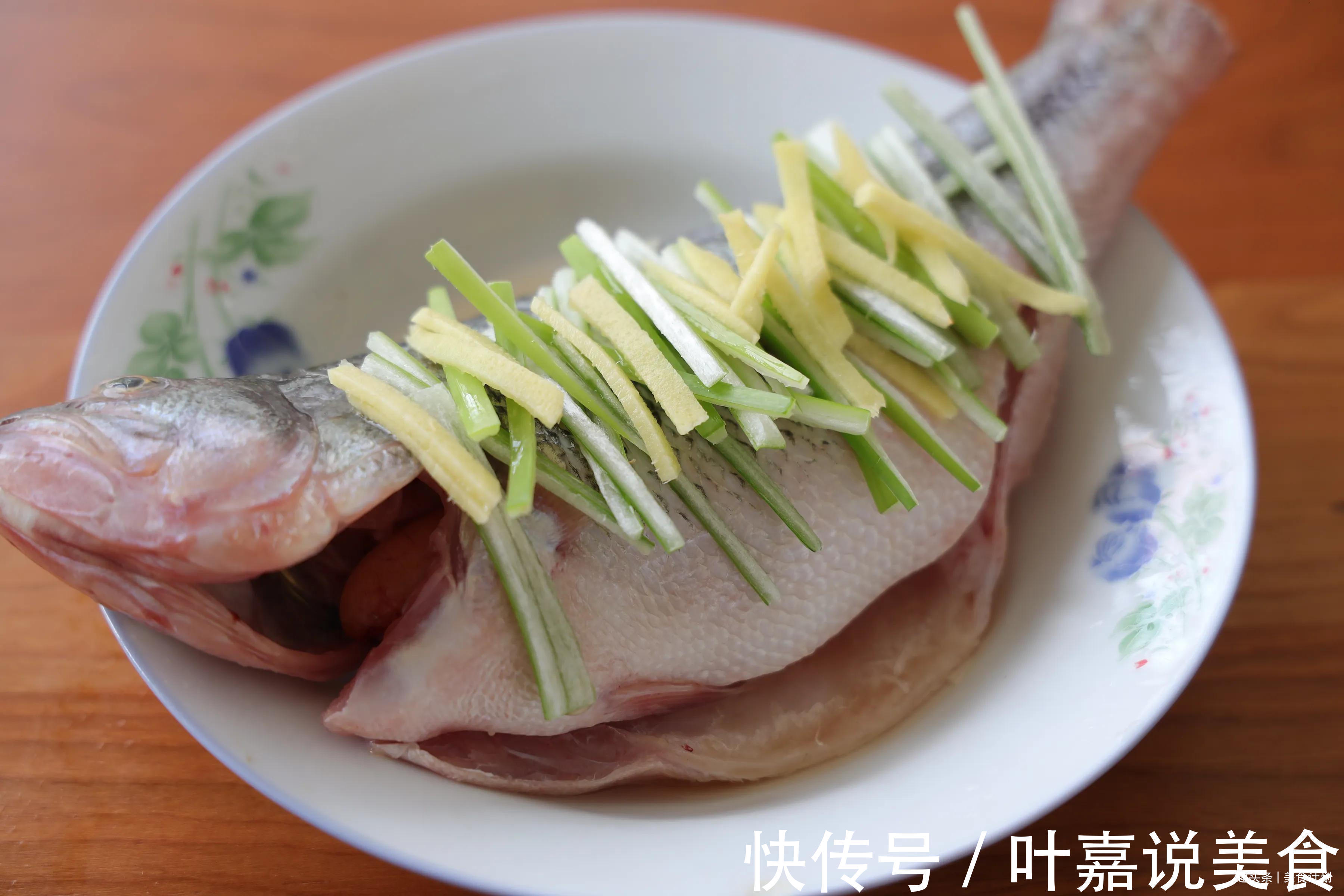 孩子最爱吃的清蒸鲈鱼,简单蒸一蒸,肉质鲜嫩,清淡不油腻