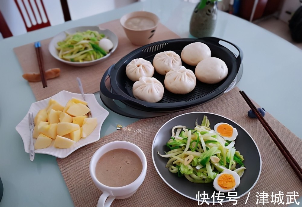 两口子的7天不重样早餐，粗细搭配，有热饮主食和小菜水果，丰富