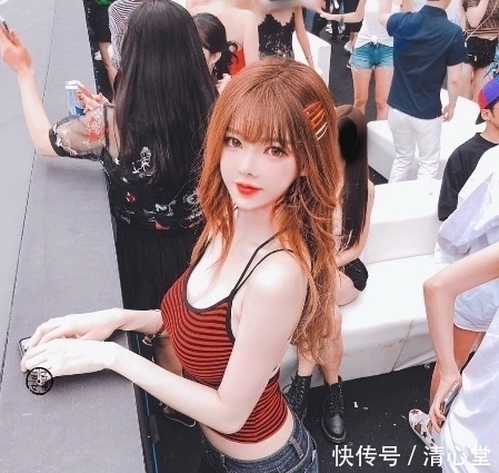 街拍:美女穿上紧身吊带上衣尽显凹凸有致丰满身材,网友:背真美