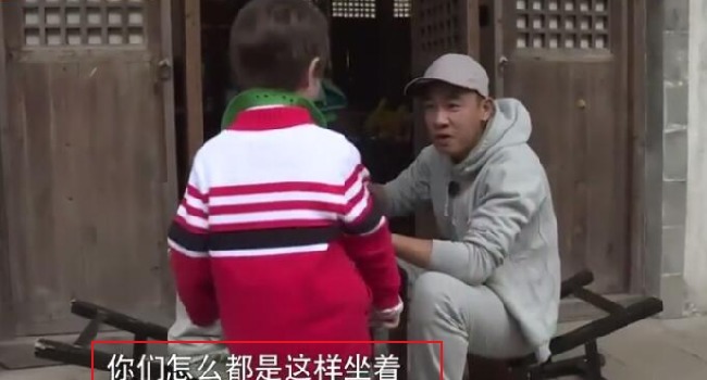 嗯哼看不惯陈小春吃饭坐姿，陈小春：我们穷人家，太子你回房吃吧