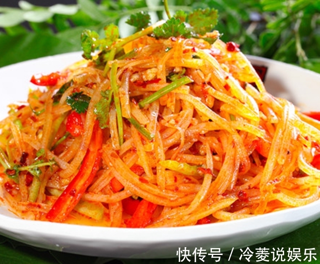 厨师说漏嘴炒土豆丝时,记住这3点,土豆不粘锅,又脆嫩又入味