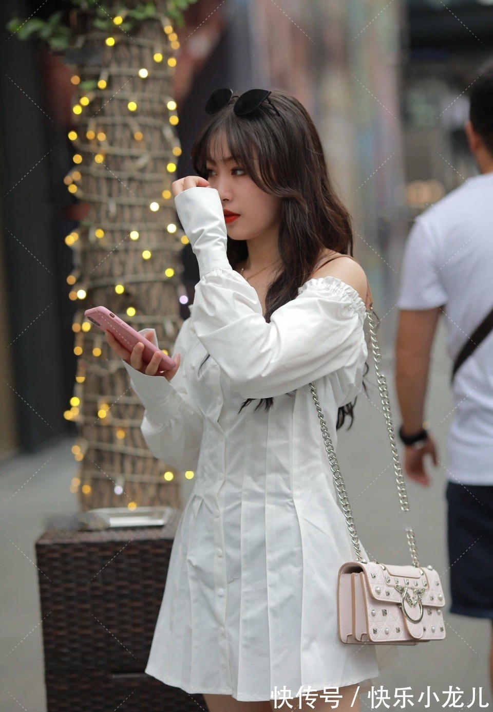 诱人|美女逛街大秀身材,简单穿搭魅惑诱人,网友:姐姐好会扭