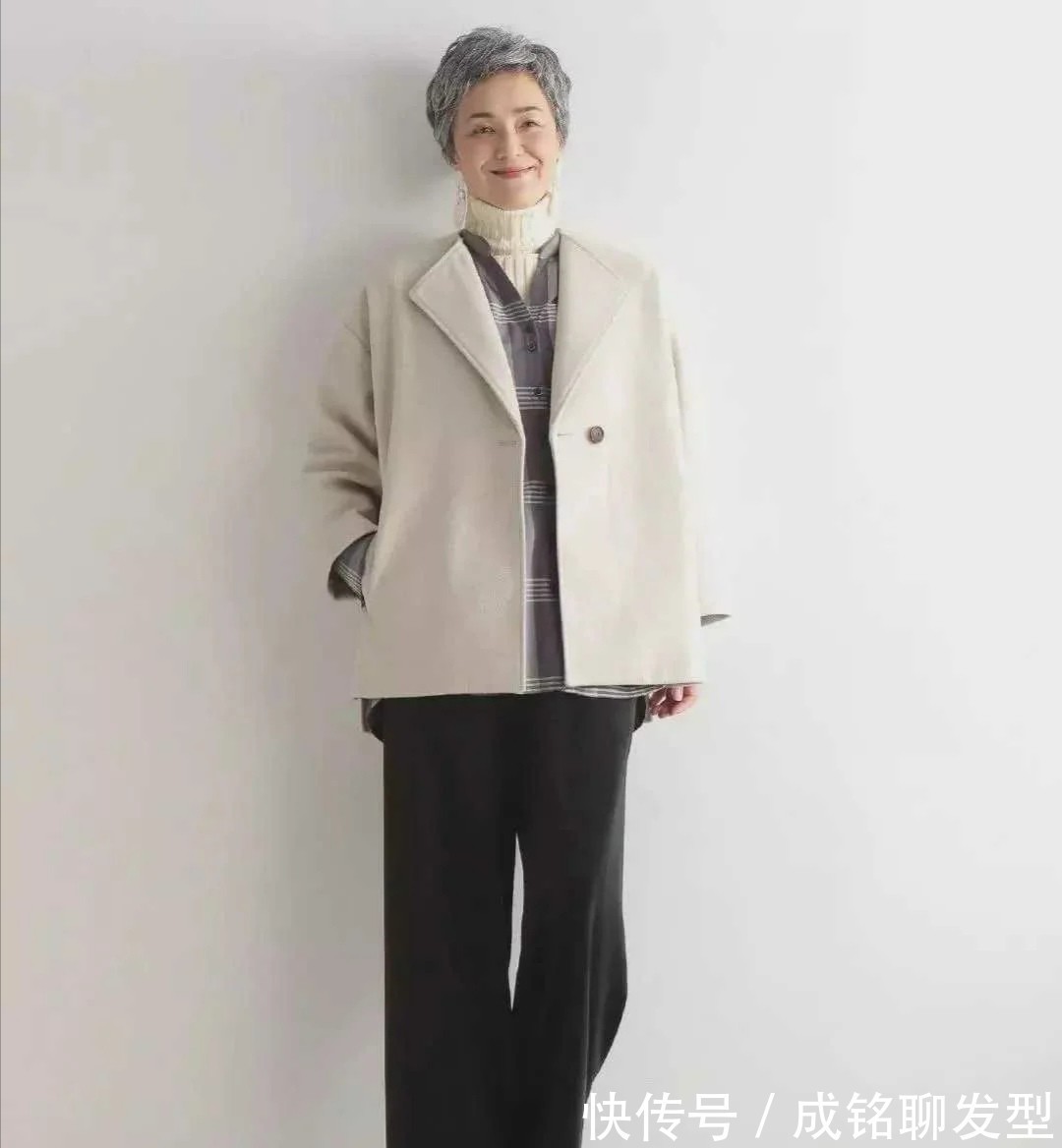 长大衣 满头白发不影响美丽,七八十岁奶奶精致的穿搭,时髦大气又显年轻