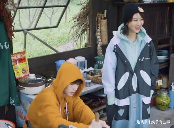 黃磊讓張藝興給楊紫郵寄烤腸,張藝興羞赧不好聯(lián)系,妹妹撥通助攻