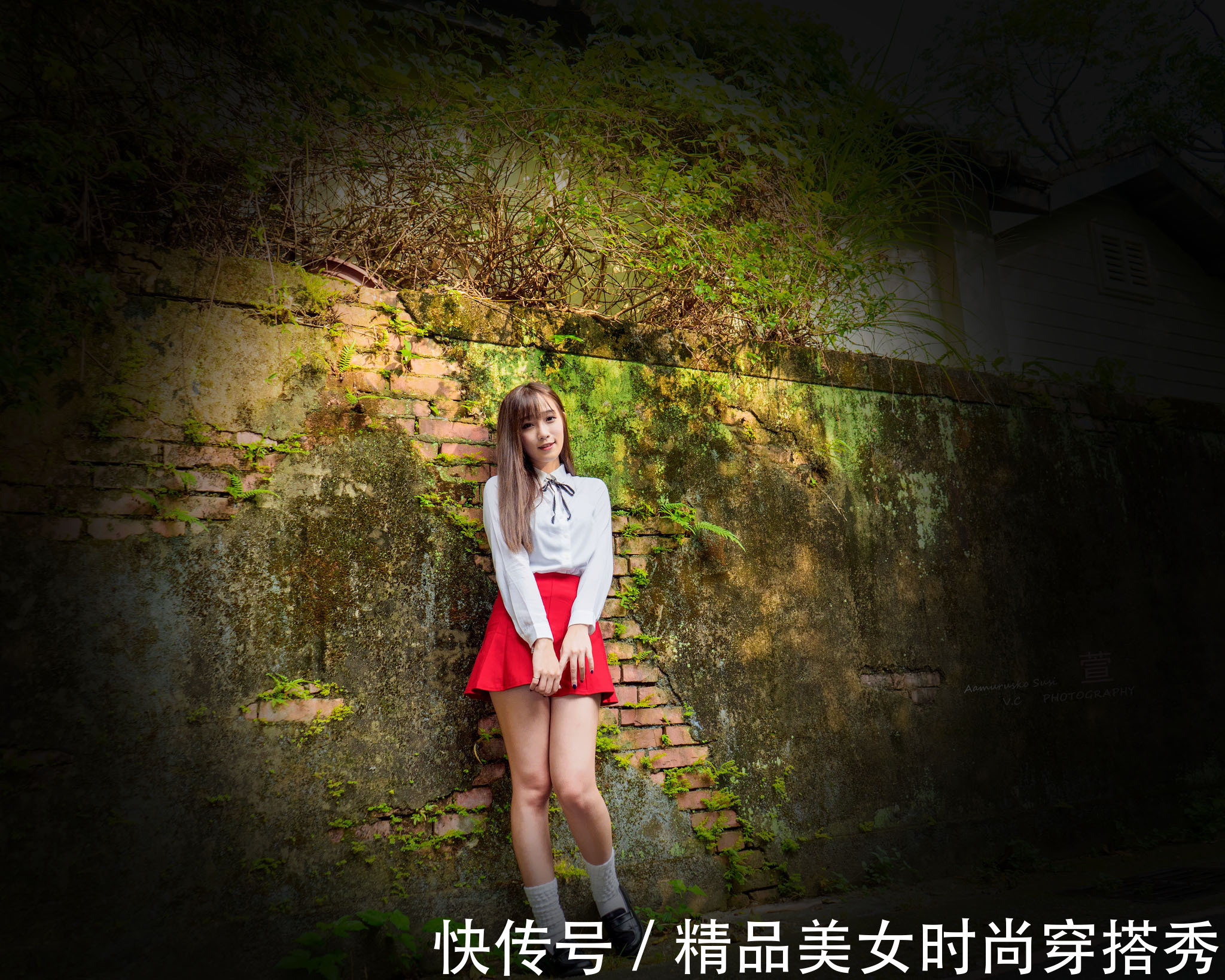 裙装|白色的衬衫搭配红色的荷叶裙，干练又甜美可人