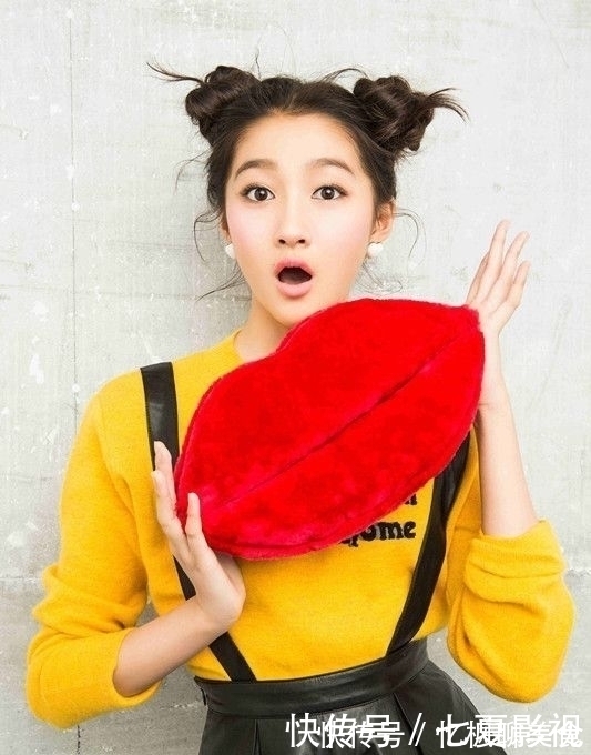 |关晓彤陈飞宇金鸡奖走红毯眼神太搞笑。网友:像被迫联姻婚礼现场