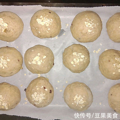 第一次尝试无油无糖全麦欧包，没想到这么好吃