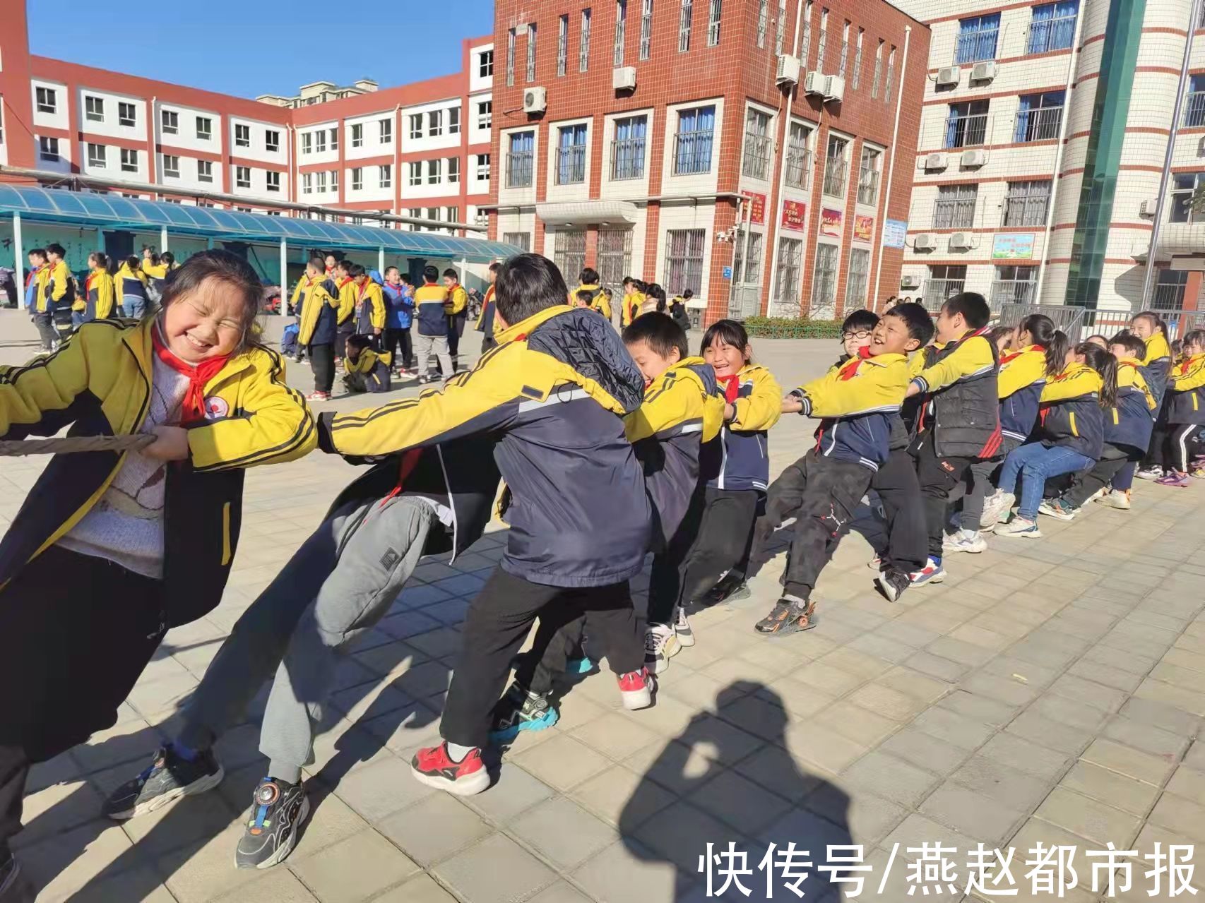 隧道|河间市第二实验小学：“趣味游戏”比赛让操场变成欢乐海洋