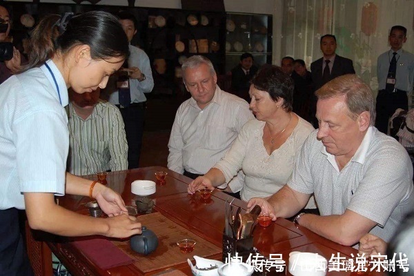 在茶桌上这些失礼的行为,看看你有没有中招细节成就品味