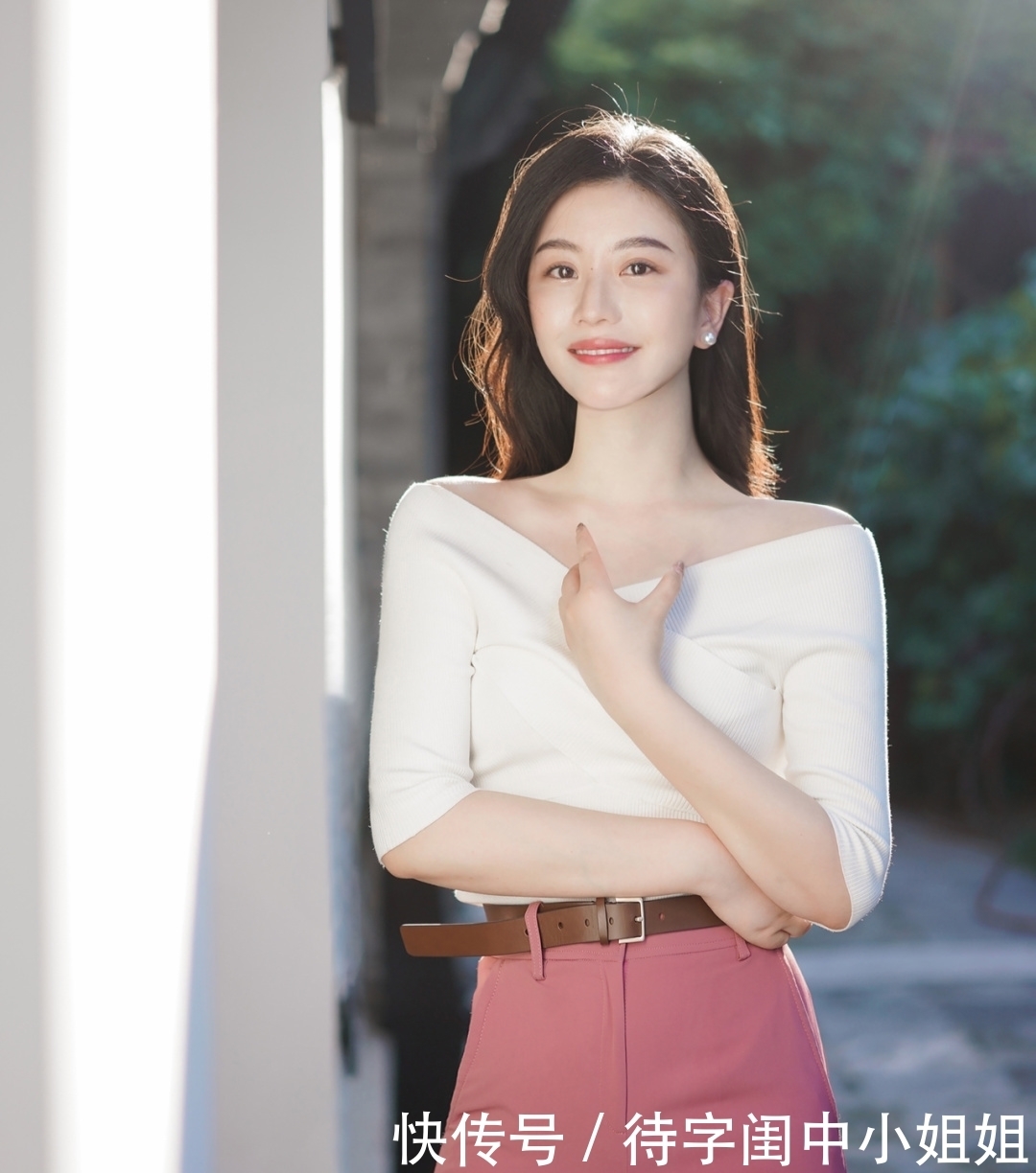 上班族怎么穿出甜美感?白色上衣搭配粉色裤子,让干练与柔美并存