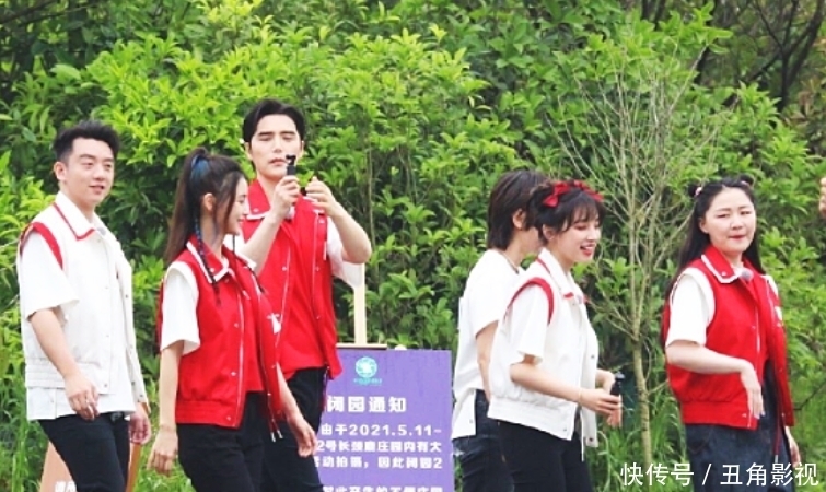 跑男9 谭松韵跟李沁《跑男9》同框,都是30岁,生图下的颜值把我看愣了