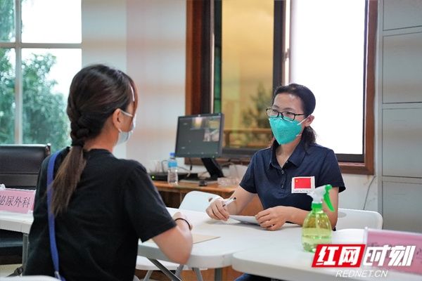 非中企员工义诊|援非医疗队为在非中企员工义诊