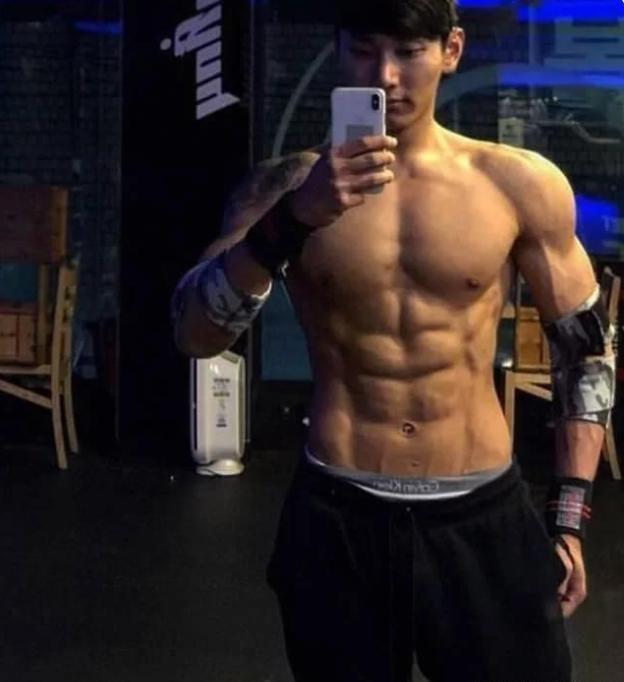 健身|男生健身一年,从平平无奇到“韩国欧巴”,颜值和气质变化巨大
