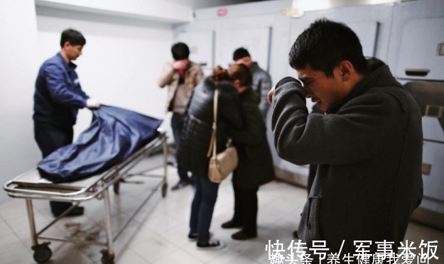 危险期|1岁宝宝摔下床,奶奶一个大意的举动让娃停止呼吸,父母需重视