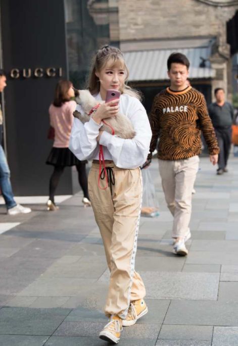 冬日|街拍:蓝色高领毛衣+黄色九分裤,在沉闷的冬日来点撞色简单时髦