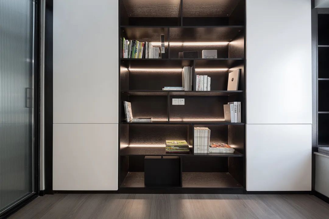 布置|125㎡现代黑白灰+木质感,简雅舒适无主灯,品质生活好自然